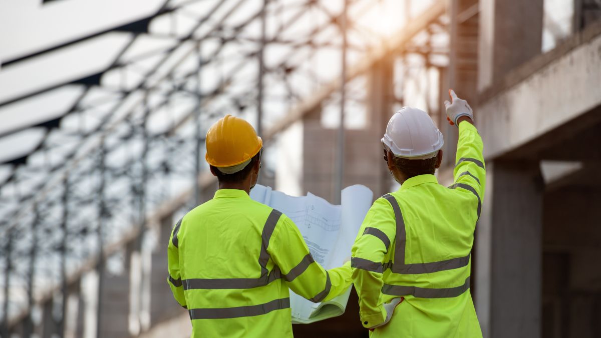 Equipe de engenharia verifica obra